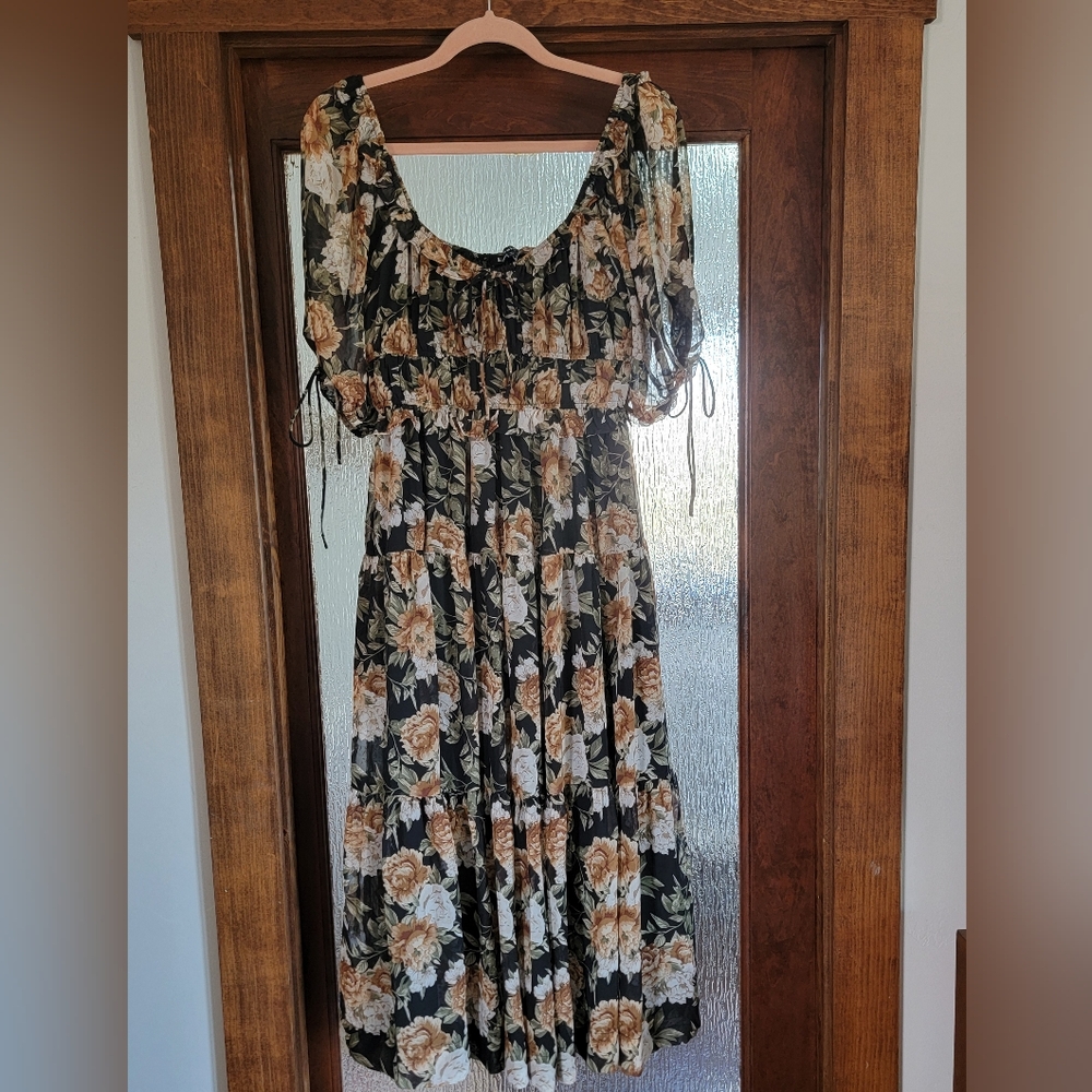 En Saison floral maxi dress with tie details snd pockets! Sz sm fits like med